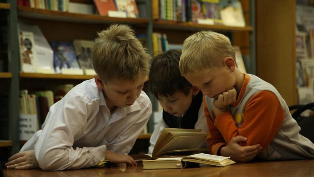 Видео чтение рассказов. Дети в библиотеке. Ученики в библиотеке. Школьник читает книгу. Школьная библиотека. Детям.