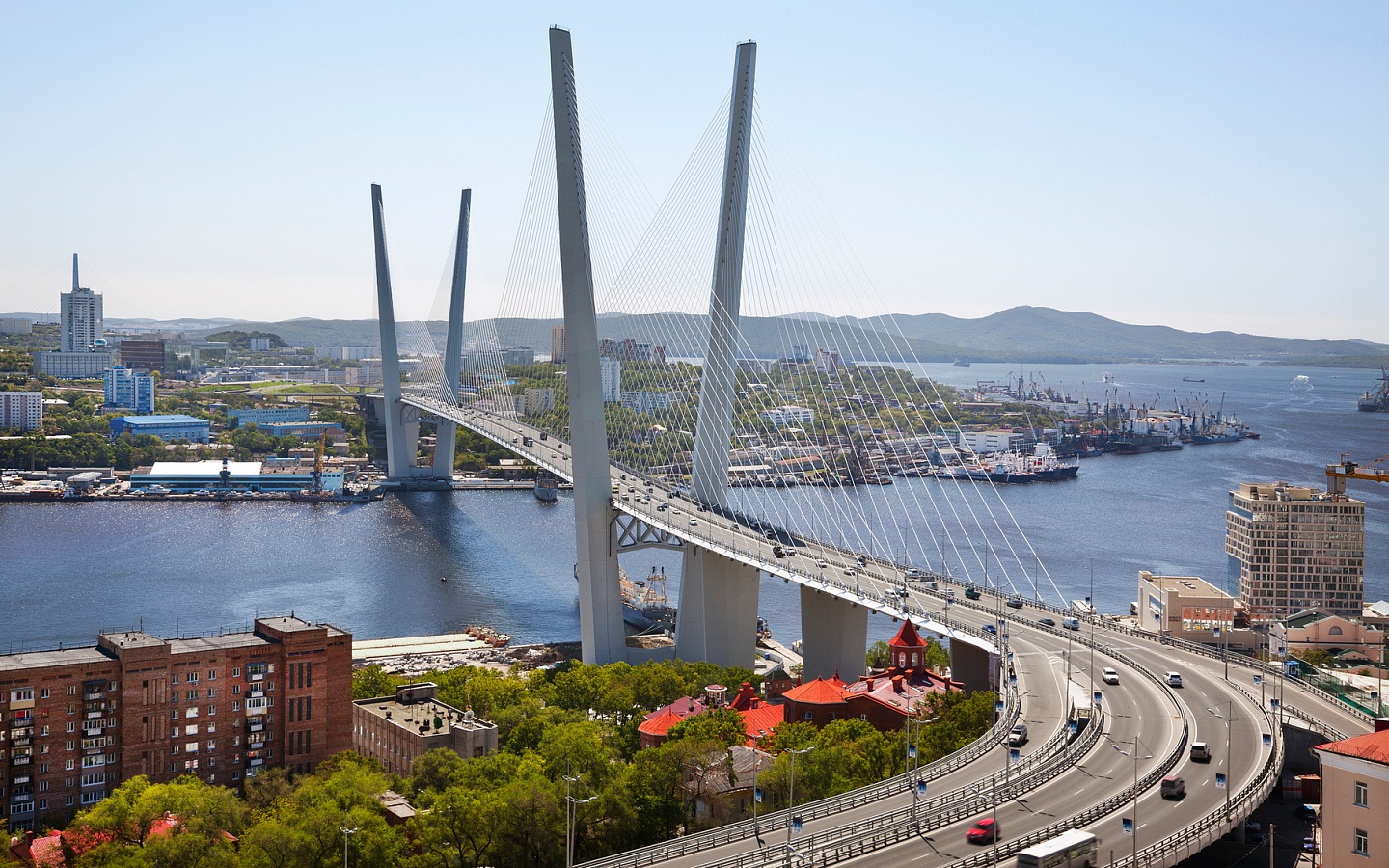 Панорама Владивостока и Золотой мост