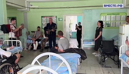 Артисты выступили с программой для бойцов СВО в городской больнице Ульяновска